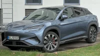 Mobil listrik BYD Sealion 7 warna biru keabuan terparkir di depan gedung