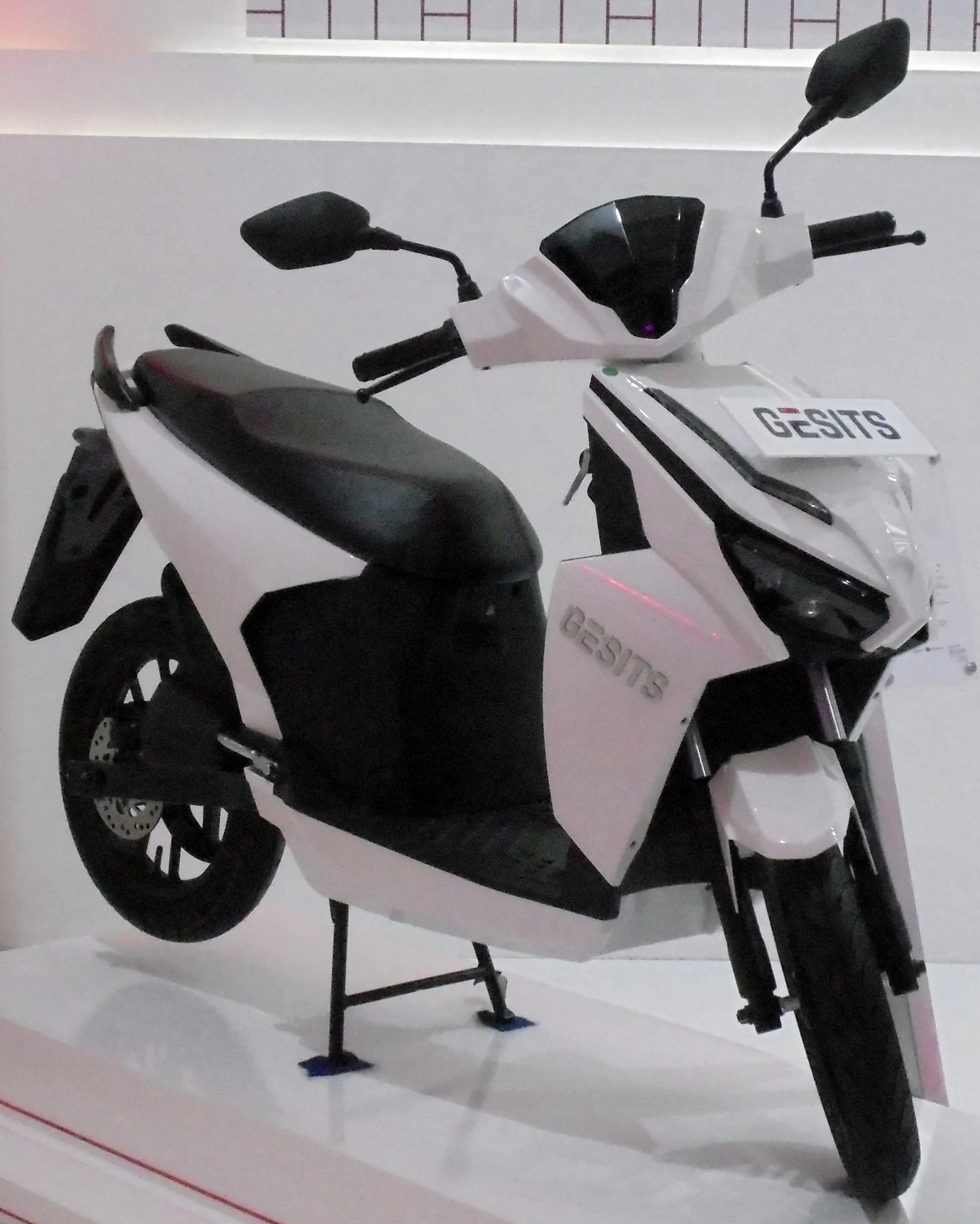 Motor listrik Gesits G1 warna putih dipajang di atas panggung pameran