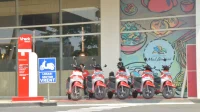 Lima skuter listrik merah berjajar di stasiun sewa Vrent depan Summarecon Mal Bekasi