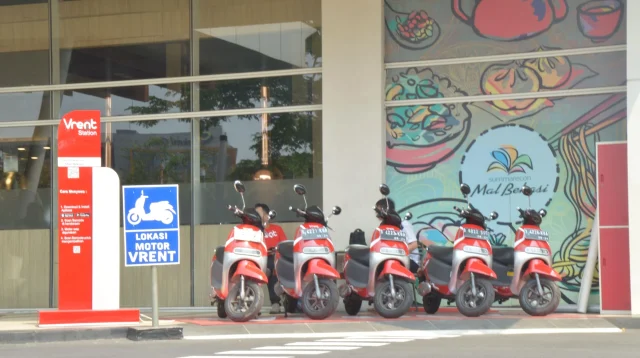 Lima skuter listrik merah berjajar di stasiun sewa Vrent depan Summarecon Mal Bekasi