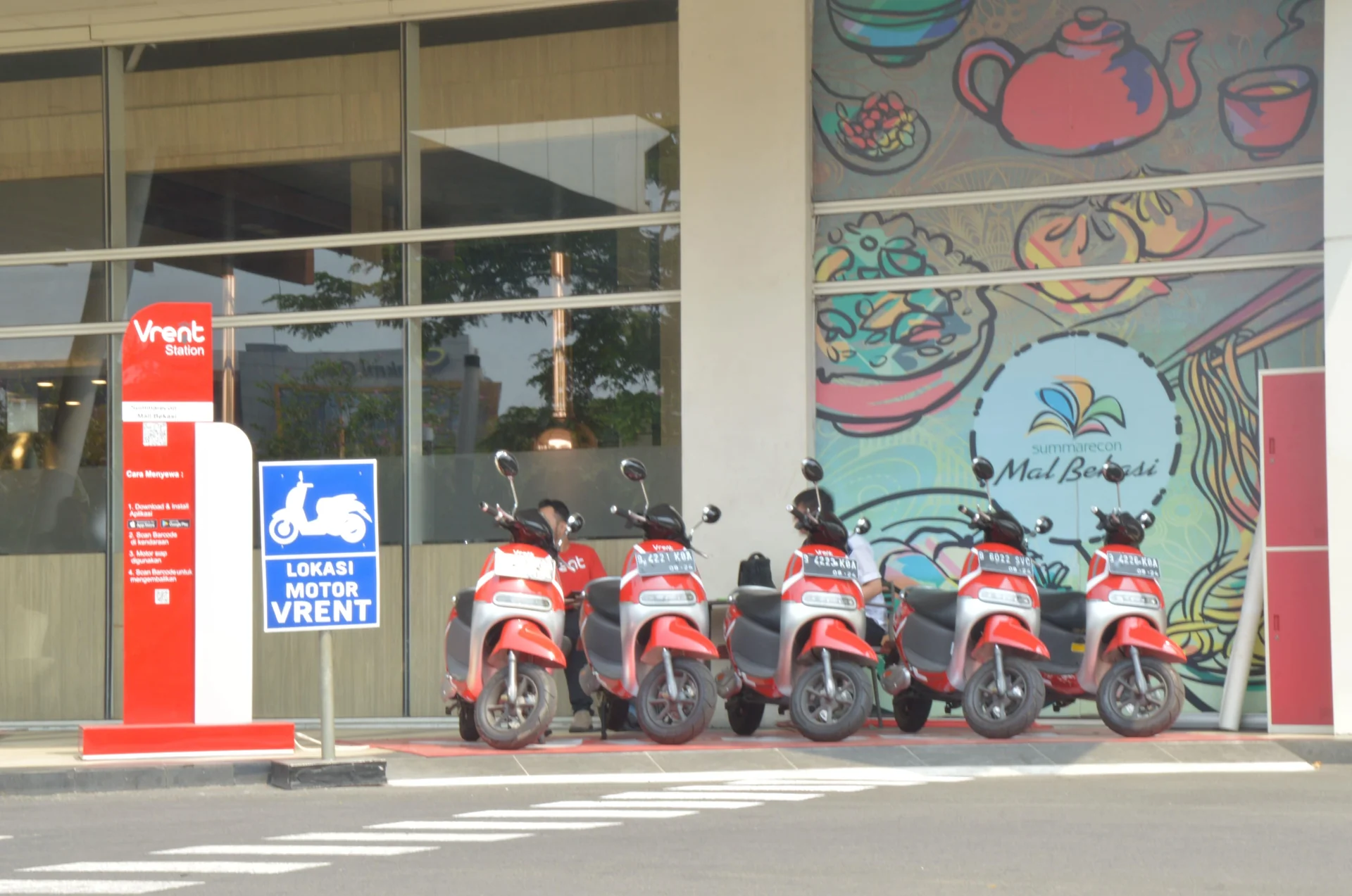 Lima skuter listrik merah berjajar di stasiun sewa Vrent depan Summarecon Mal Bekasi