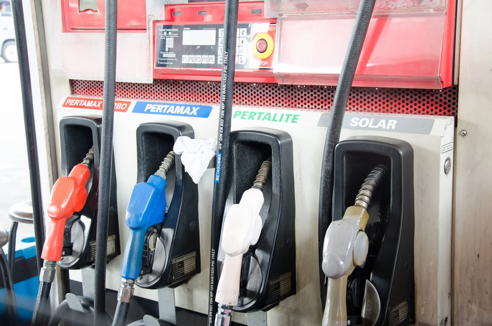 Deretan nozzle pompa BBM Pertamina berlabel Pertamax Turbo, Pertamax, Pertalite, dan Solar di dispenser SPBU