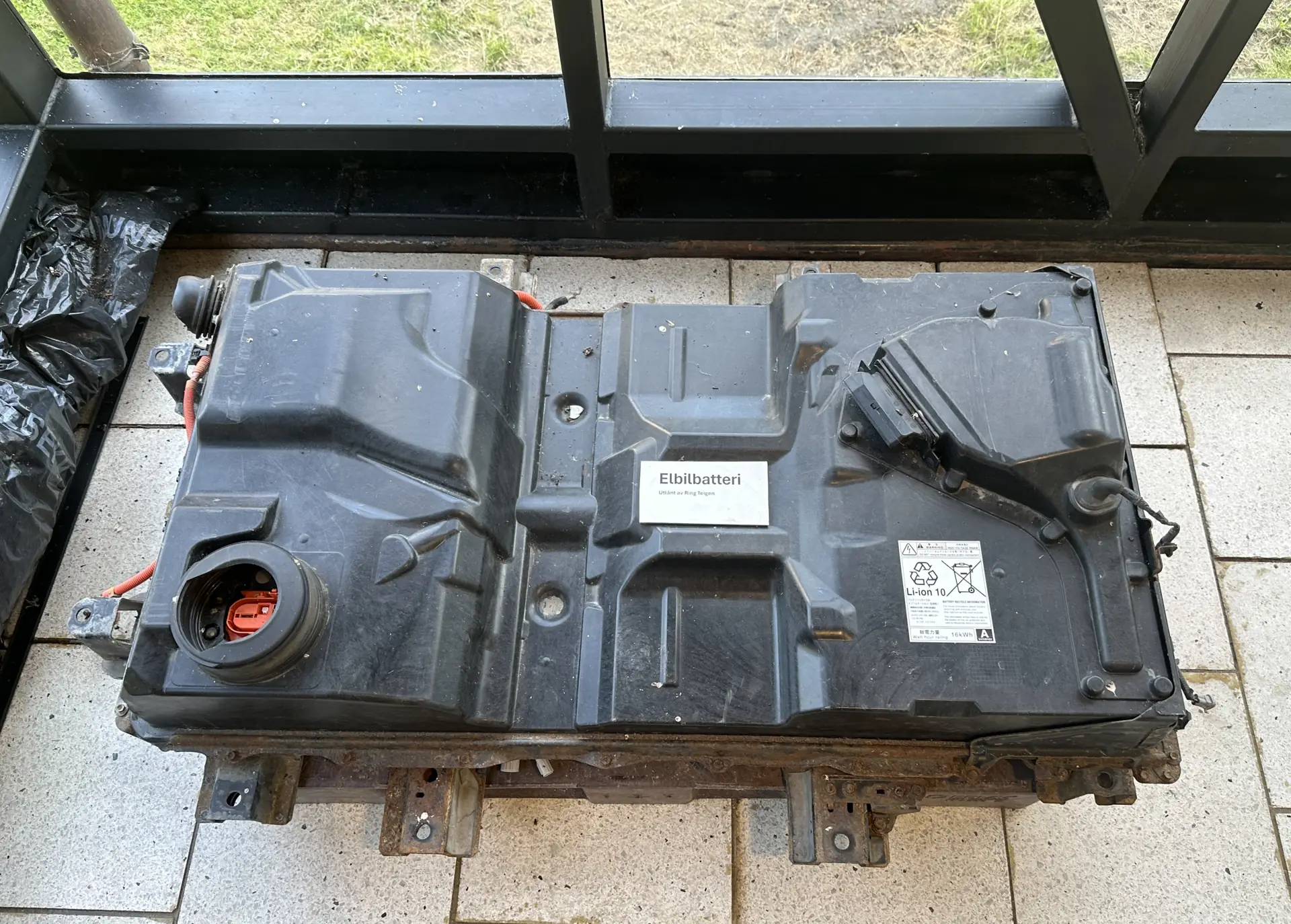 Paket baterai lithium-ion mobil listrik berkapasitas 16 kWh dipajang di museum
