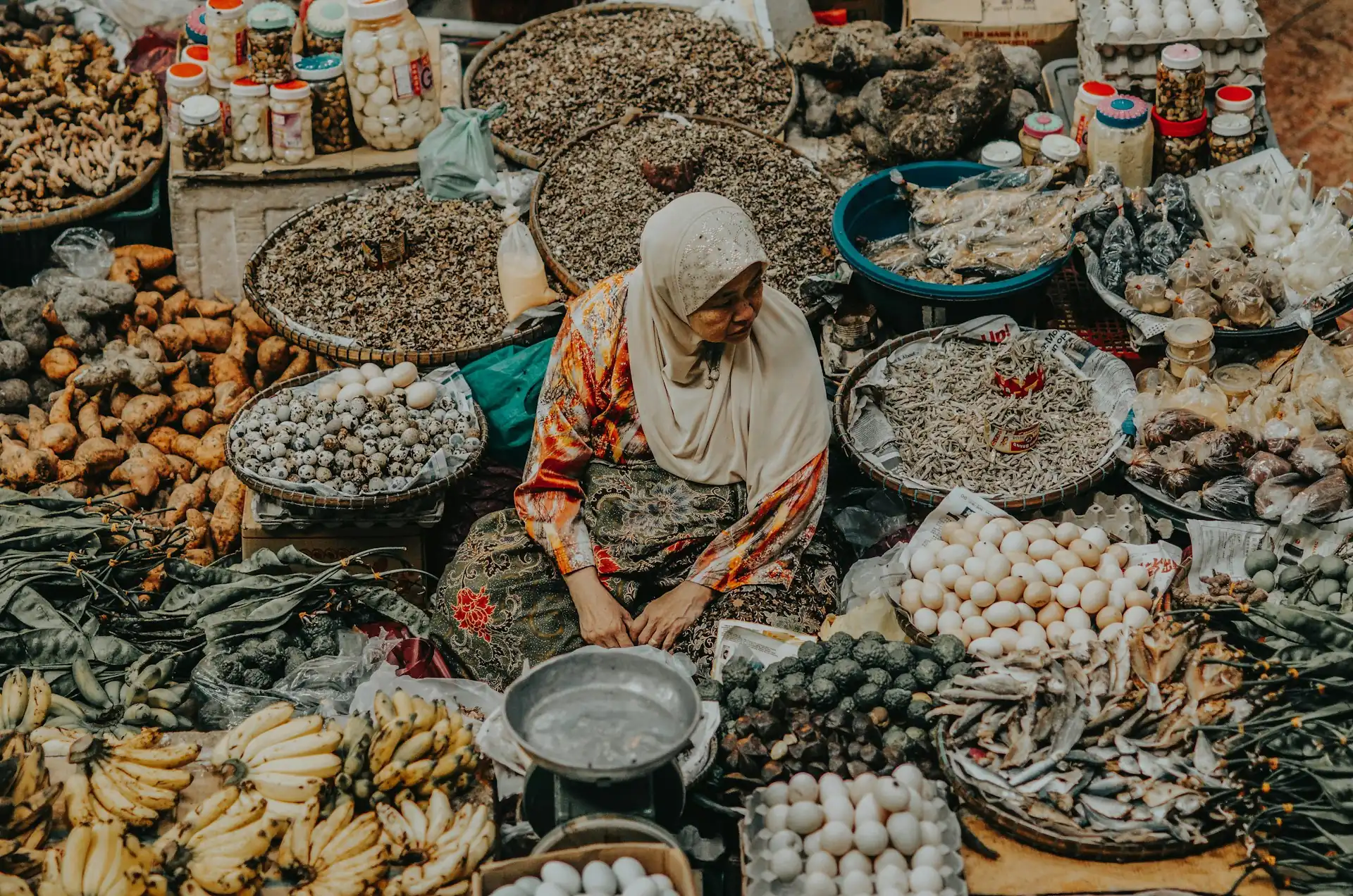 Pedagang menata rempah, sayur, dan telur di lapak pasar