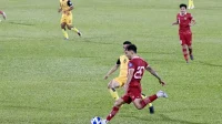 Pemain Timnas Indonesia berjersey merah nomor 20 menendang bola saat melawan Brunei