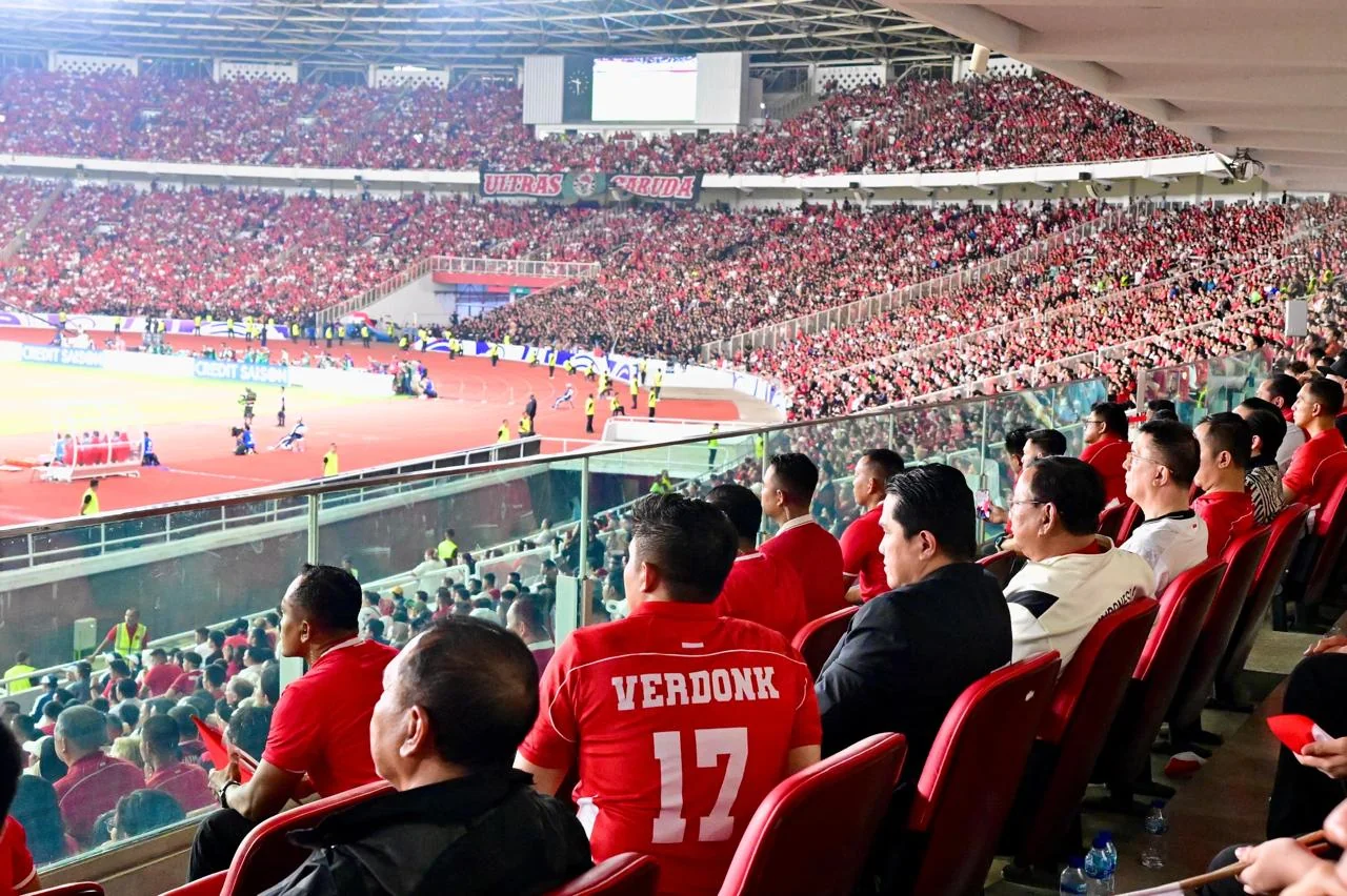 Penonton berjersey merah Timnas Indonesia, salah satunya bertuliskan Verdonk 17, di tribun Stadion Utama GBK yang penuh