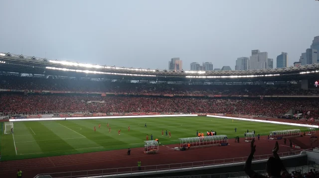 Penonton berbaju oranye memenuhi tribun Stadion Utama Gelora Bung Karno saat laga Persija melawan Arema