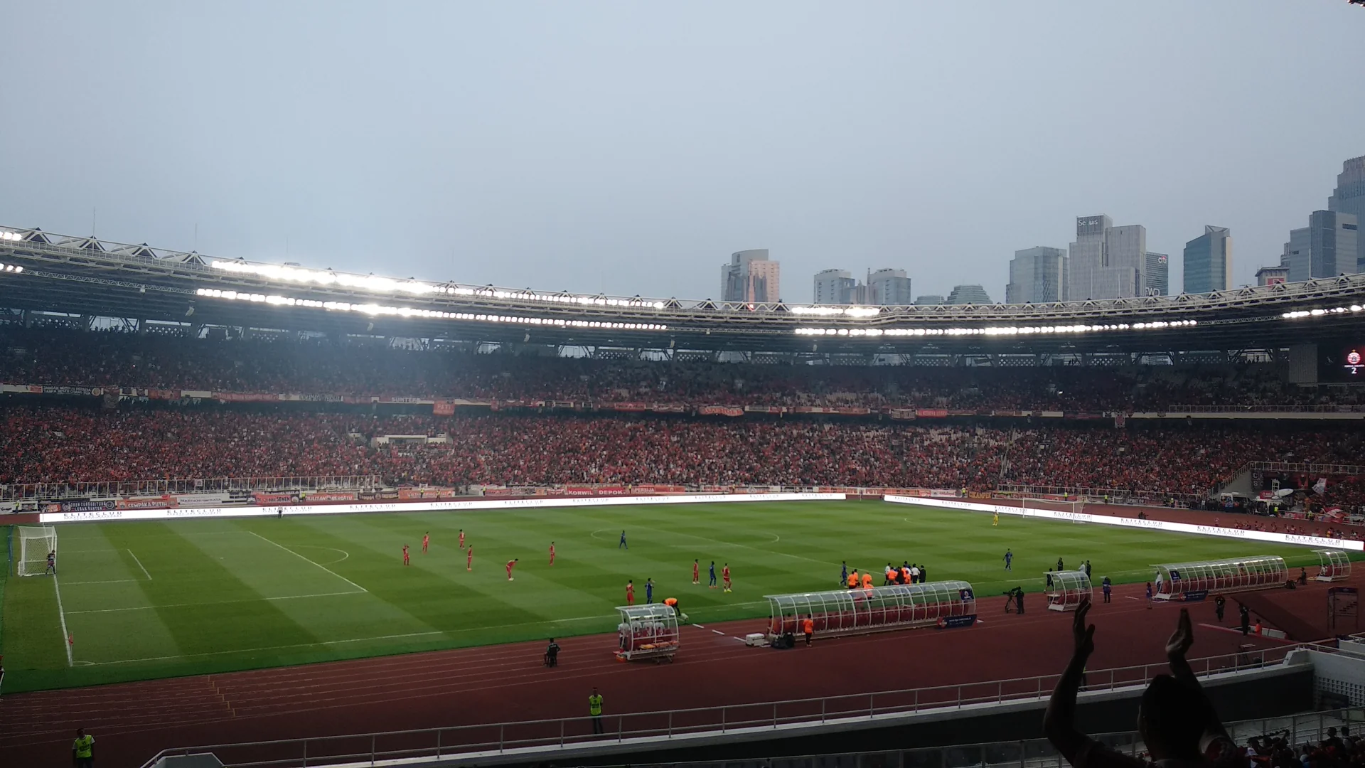 Penonton berbaju oranye memenuhi tribun Stadion Utama Gelora Bung Karno saat laga Persija melawan Arema
