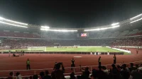 Tribun Stadion Utama Gelora Bung Karno dipadati penonton saat malam pertandingan Indonesia melawan Brunei Darussalam