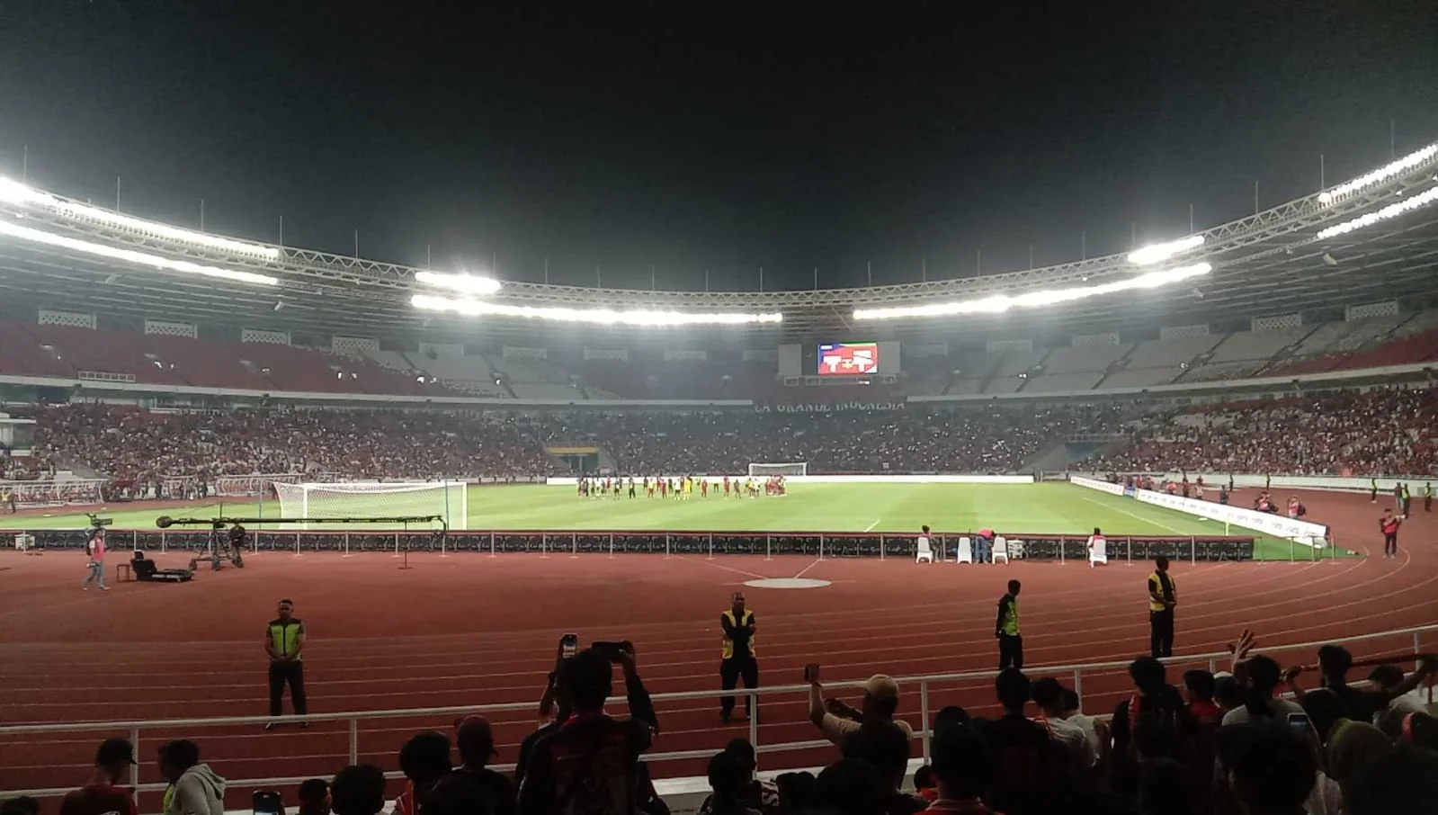 Tribun Stadion Utama Gelora Bung Karno dipadati penonton saat malam pertandingan Indonesia melawan Brunei Darussalam