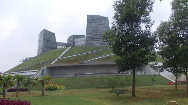 Gedung Perpustakaan Universitas Indonesia di Depok dengan atap berumput hijau