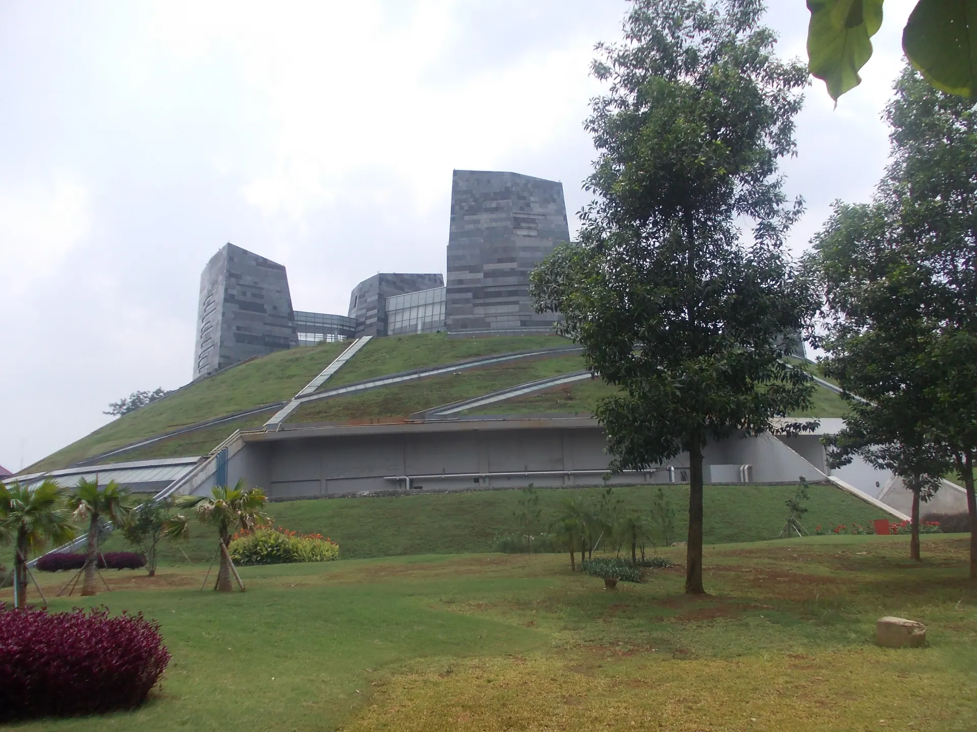 Gedung Perpustakaan Universitas Indonesia di Depok dengan atap berumput hijau