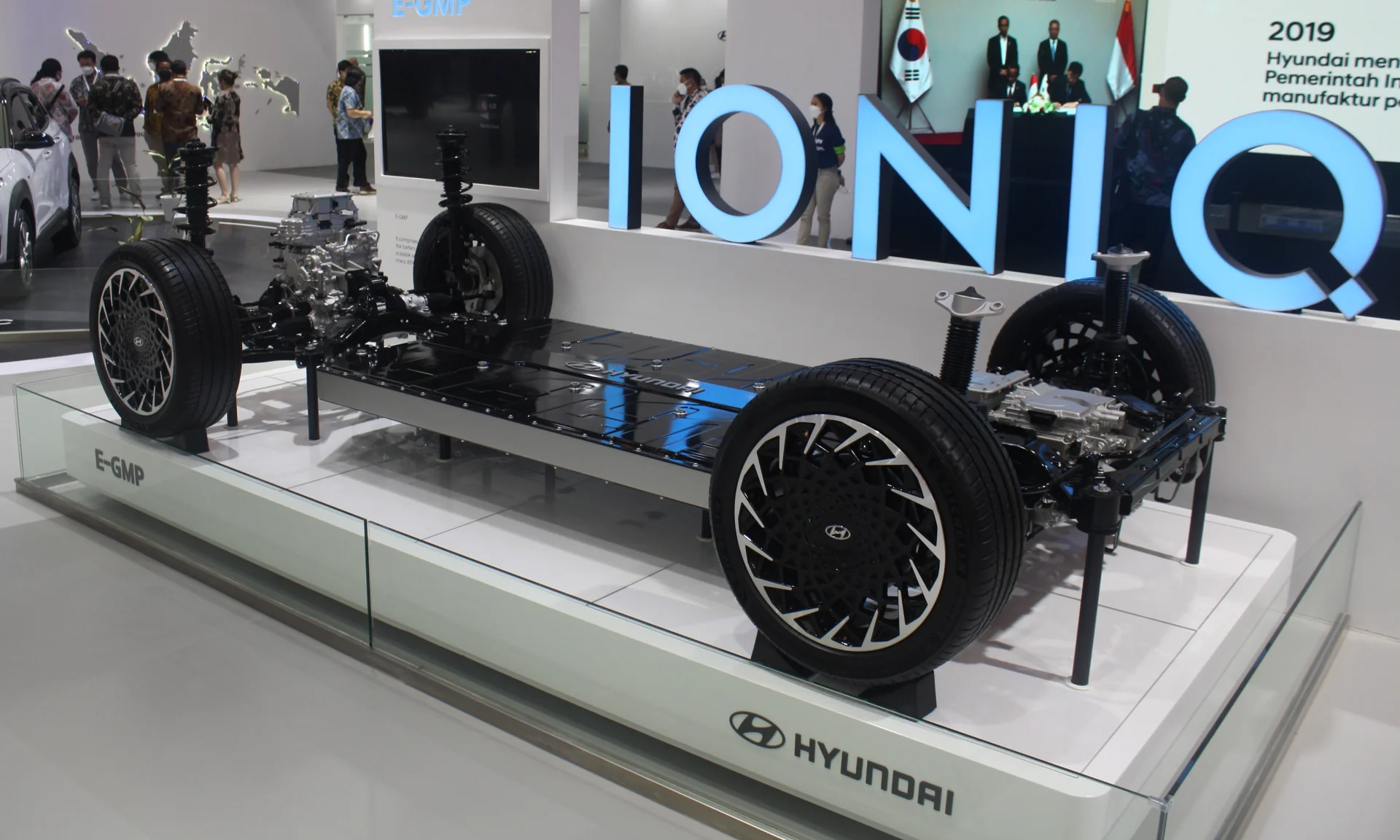Sasis platform E-GMP Hyundai dengan paket baterai di lantai kendaraan dipajang di pameran GIIAS 2021