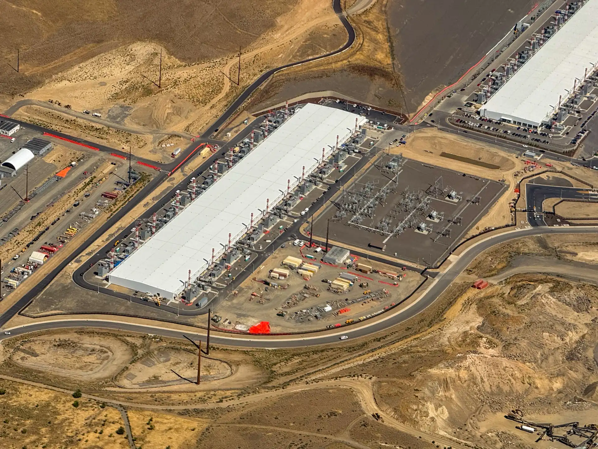 Foto udara kompleks pusat data Microsoft Azure di Pangborn, Wenatchee, Washington, dengan gardu listrik di sampingnya