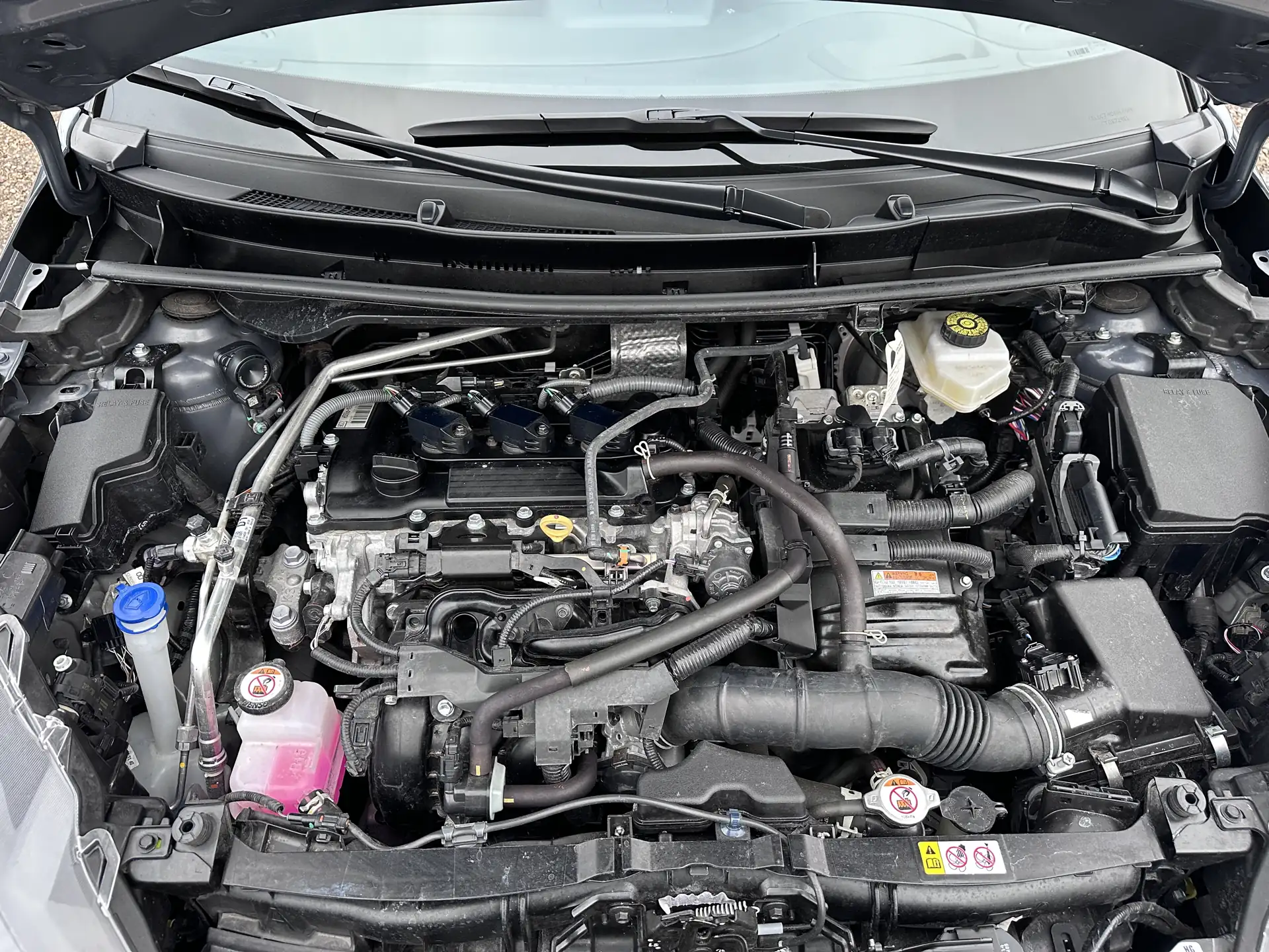 Ruang mesin Toyota Yaris Hybrid GR Sport dengan kap terbuka