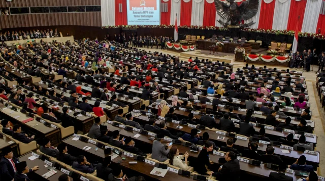 Ruang sidang paripurna MPR di Gedung Nusantara Senayan dipenuhi anggota MPR dan DPR