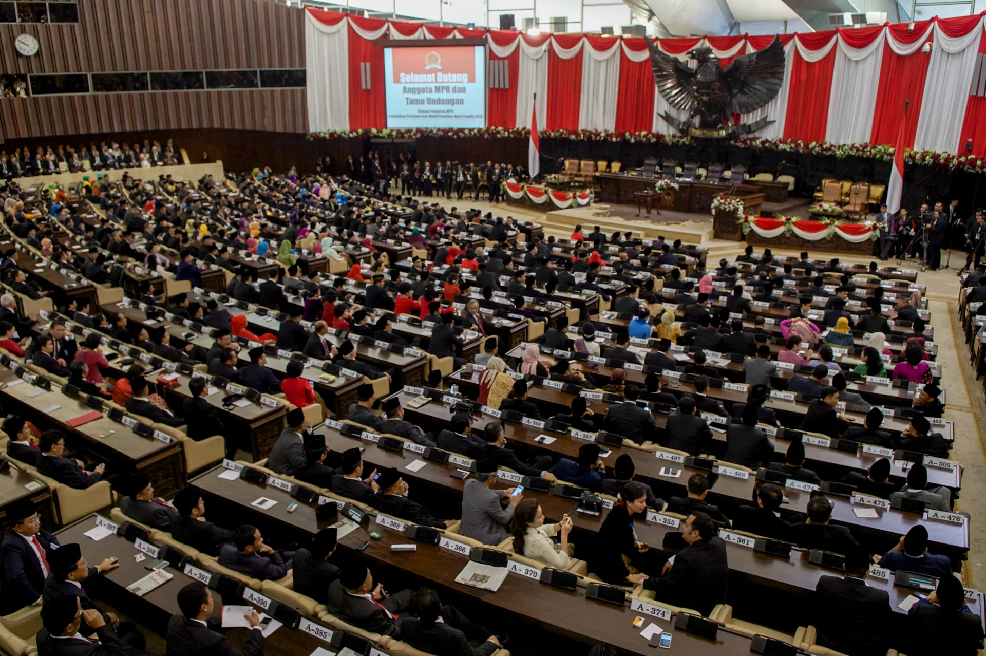 Ruang sidang paripurna MPR di Gedung Nusantara Senayan dipenuhi anggota MPR dan DPR