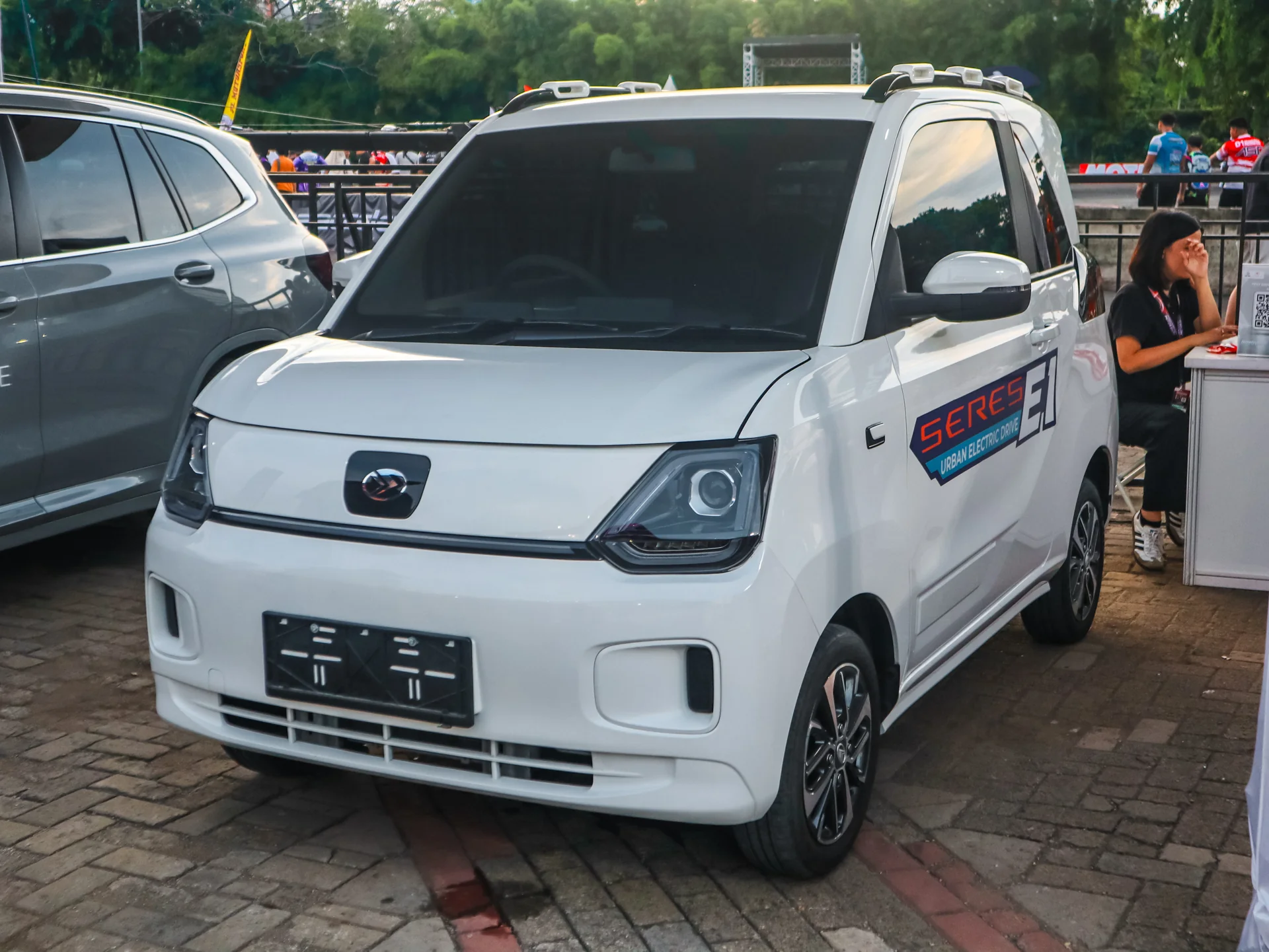 Mobil listrik Seres E1 putih dipajang di area luar IIMS 2025 JIExpo Kemayoran