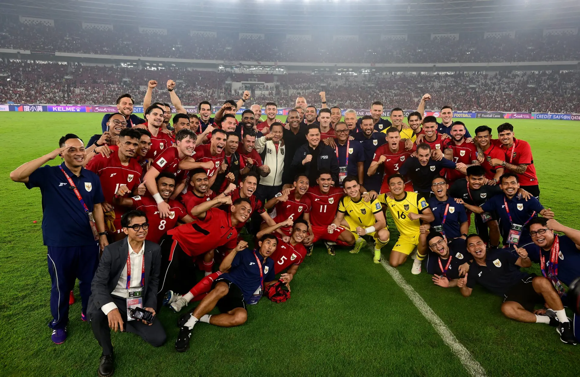 Pemain dan ofisial Timnas Indonesia berfoto bersama di lapangan Stadion Utama Gelora Bung Karno usai menang atas China
