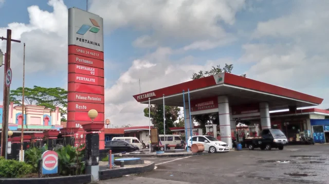 SPBU Pertamina 34.46212 di Jalan Iwa Kusumasumantri, Ciamis, dengan tiang nama Pertamax, Pertalite, dan kanopi merah