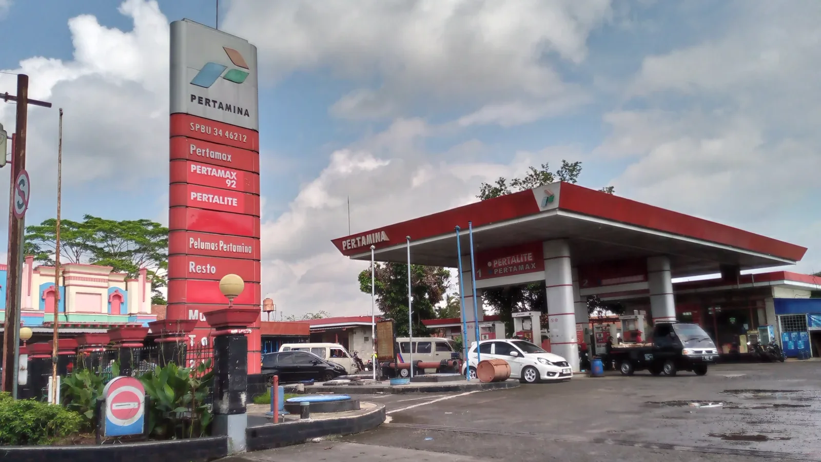 SPBU Pertamina 34.46212 di Jalan Iwa Kusumasumantri, Ciamis, dengan tiang nama Pertamax, Pertalite, dan kanopi merah