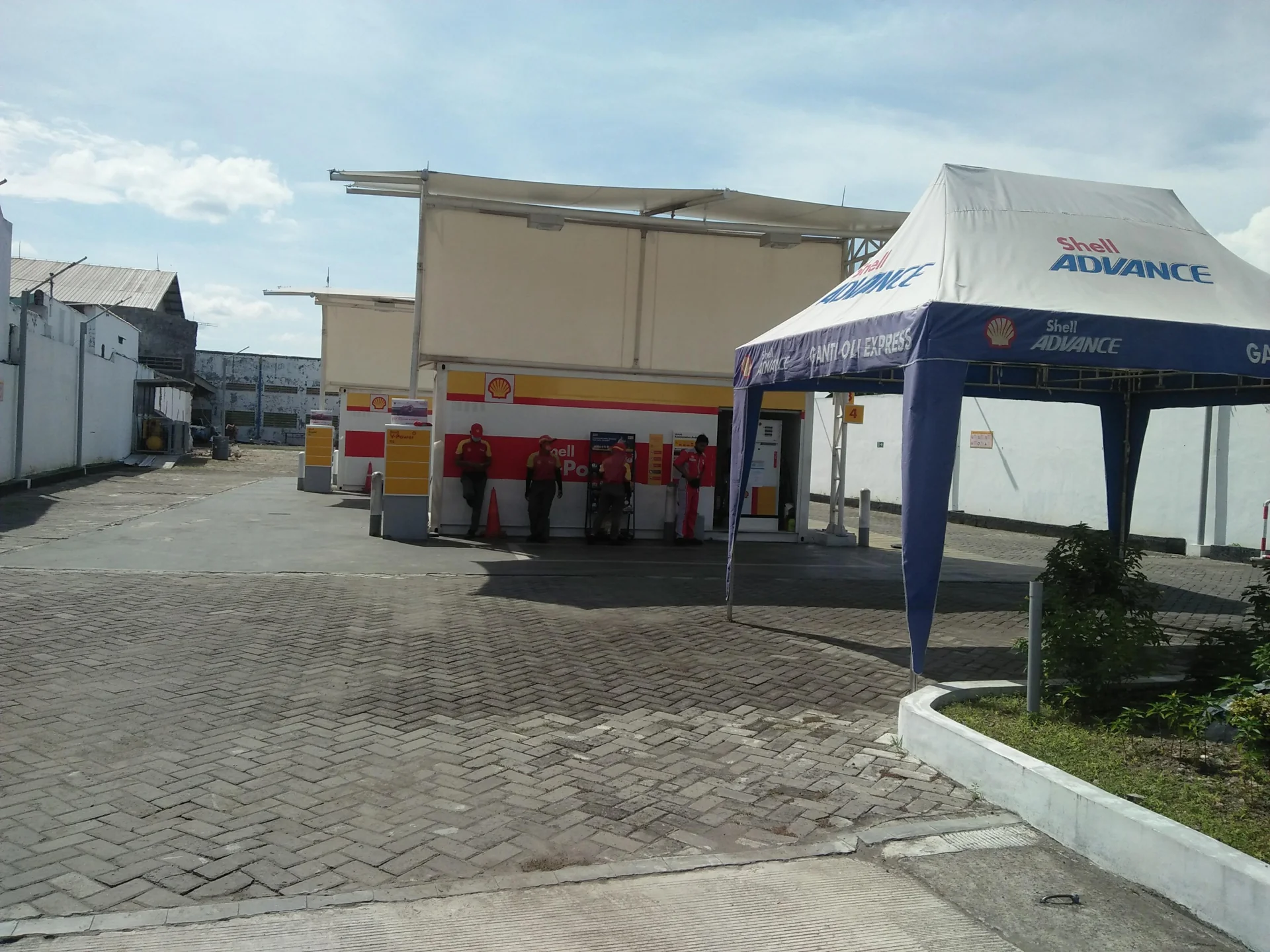 Petugas berseragam merah berdiri di dekat pompa BBM SPBU Shell Pulo Lor Jombang, di samping tenda Shell Advance
