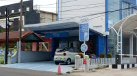 Mobil listrik kecil terparkir di SPKLU PLN Teluk Segara, Kota Bengkulu, dengan papan Electric Vehicle Charging Station