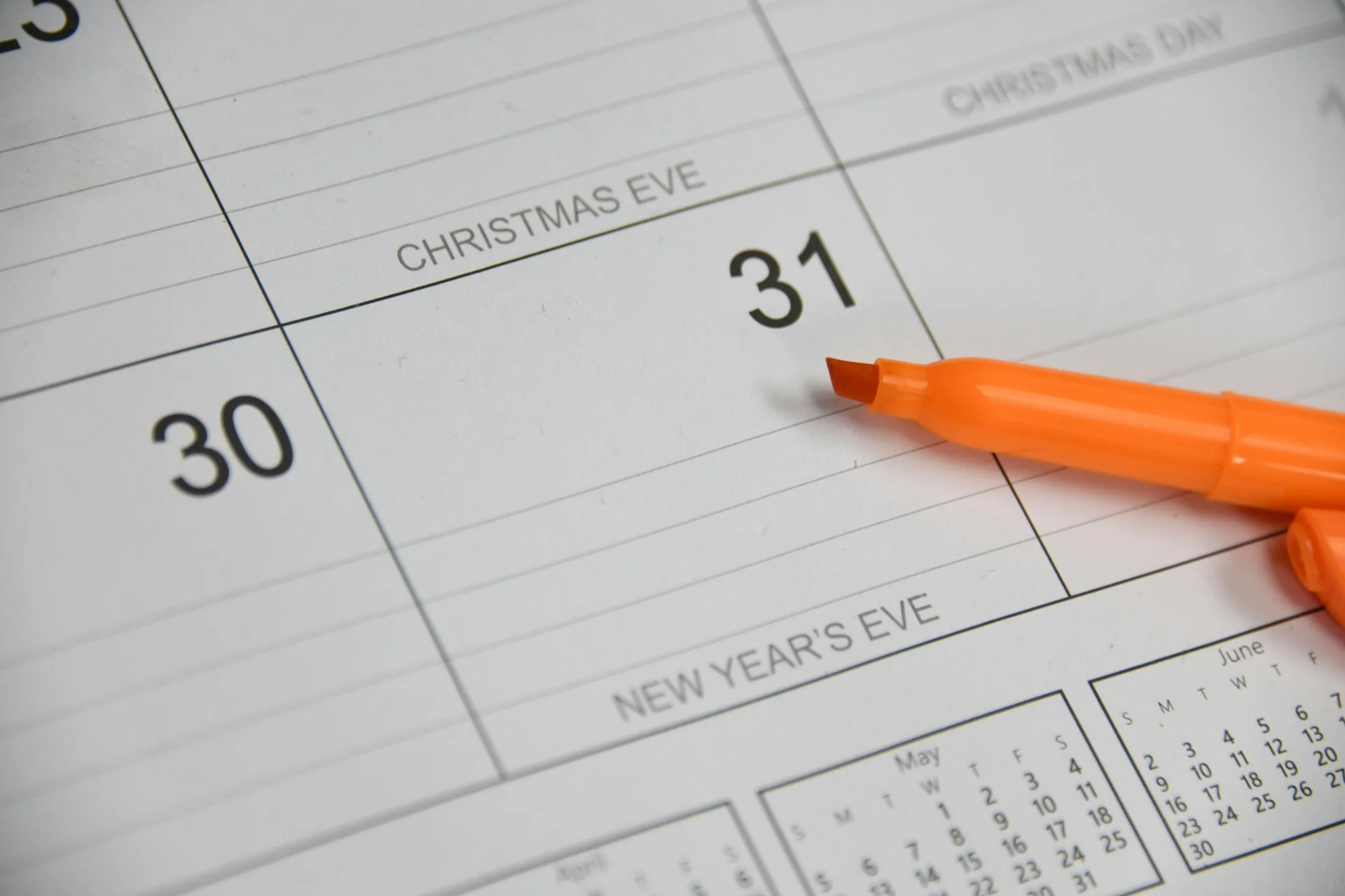 Stabilo oranye di atas lembar kalender dekat tanggal 31