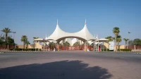 Gerbang utama Stadion Internasional King Fahd di Riyadh dengan atap tenda putih khasnya