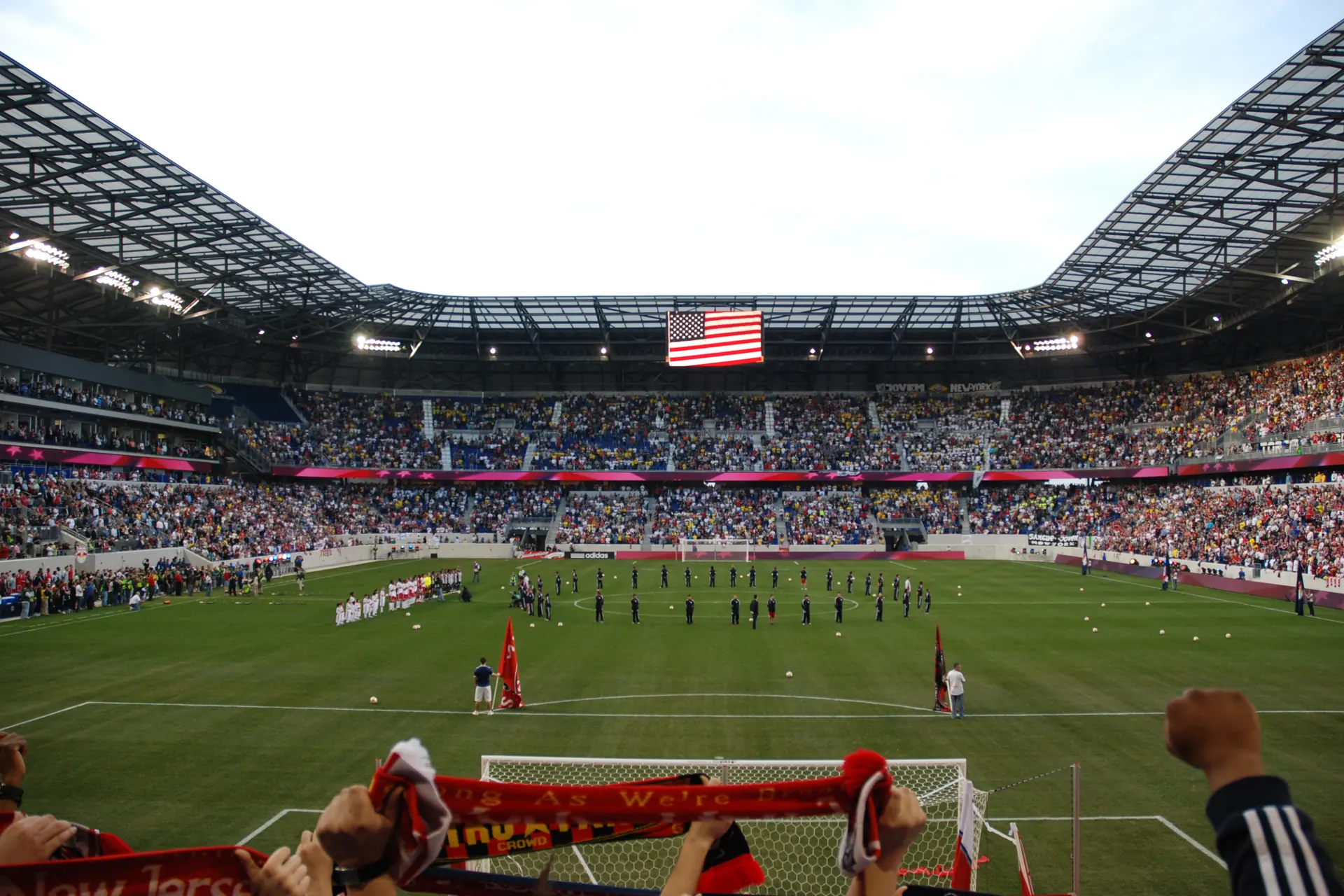 Suporter New York Red Bulls membentangkan syal di belakang gawang stadion Harrison