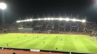 Stadion Thammasat di Pathum Thani, Thailand, saat laga sepak bola malam hari dengan tribun utama terang lampu