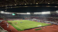 Tribun Stadion Utama Gelora Bung Karno dipadati penonton saat laga malam di bawah lampu stadion