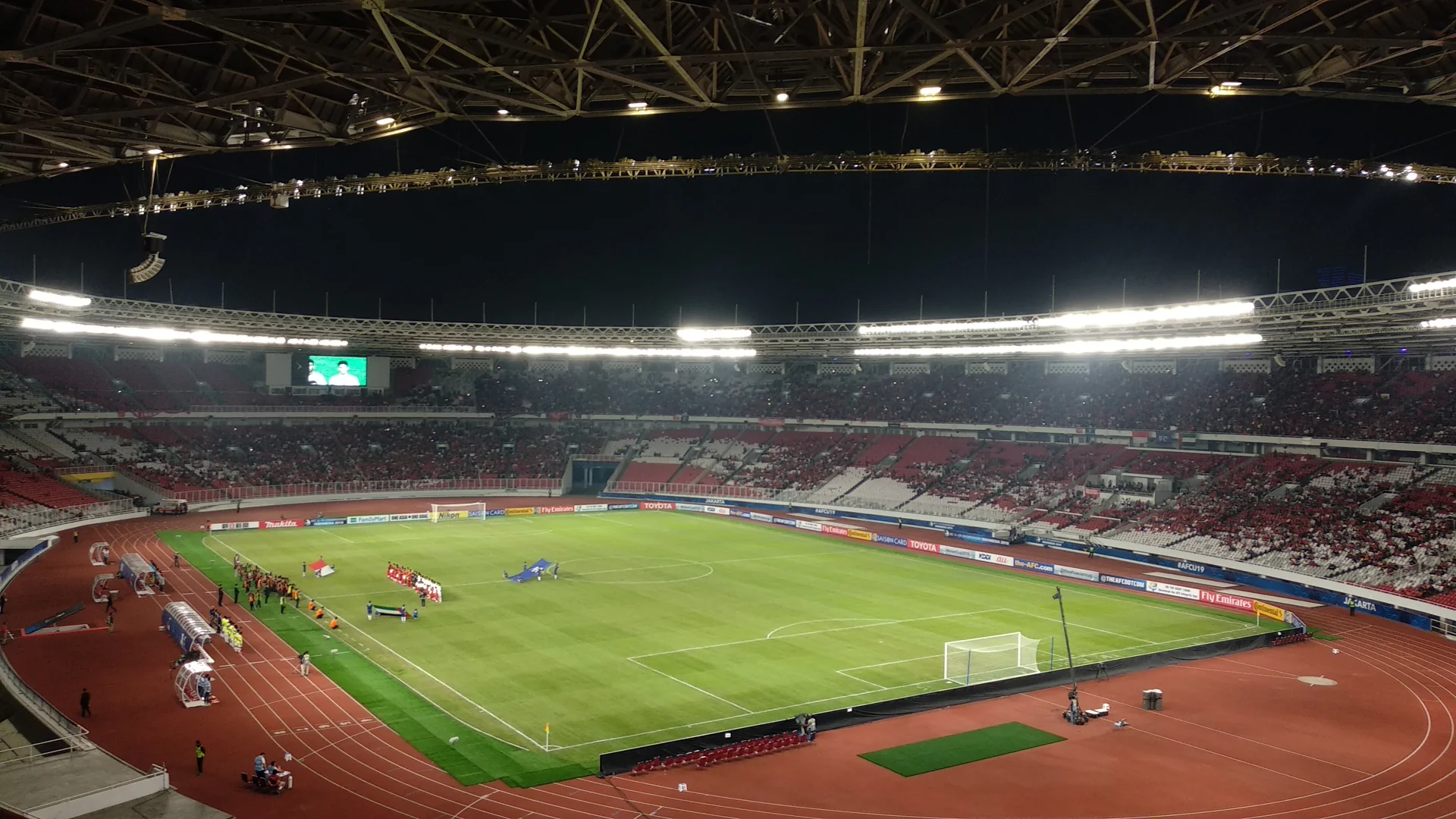 Tribun Stadion Utama Gelora Bung Karno dipadati penonton saat laga malam di bawah lampu stadion