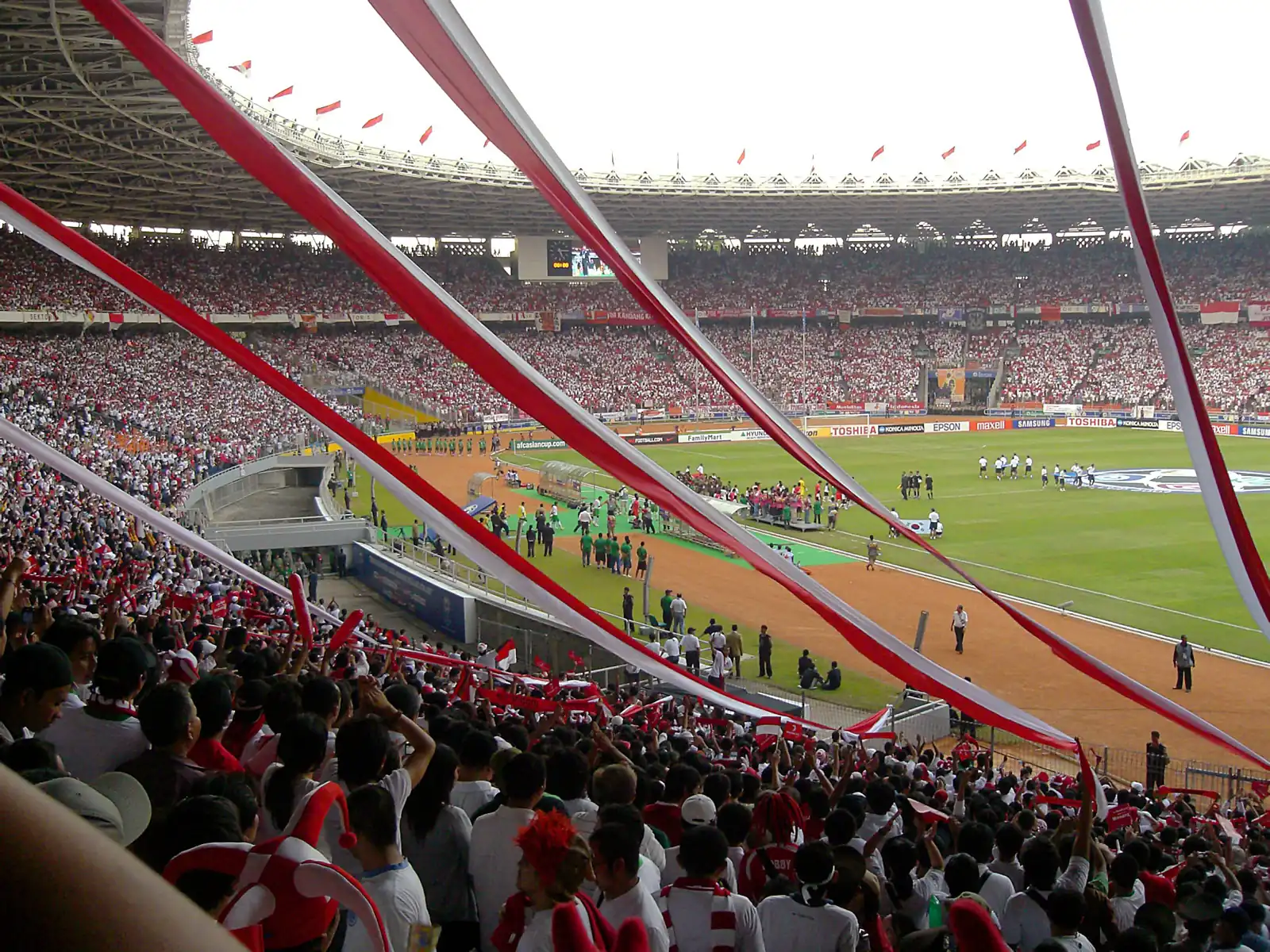 Tribune Stadion Utama Gelora Bung Karno penuh suporter berbaju merah putih saat Timnas Indonesia bertanding di Piala Asia 2007