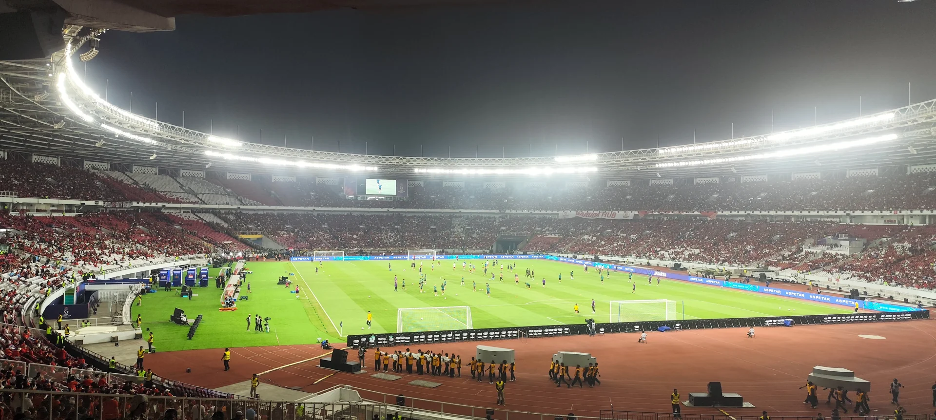 Panorama Stadion Utama Gelora Bung Karno malam hari dengan tribun dipenuhi suporter berbaju merah saat final FIFA ASEAN Cup 2026