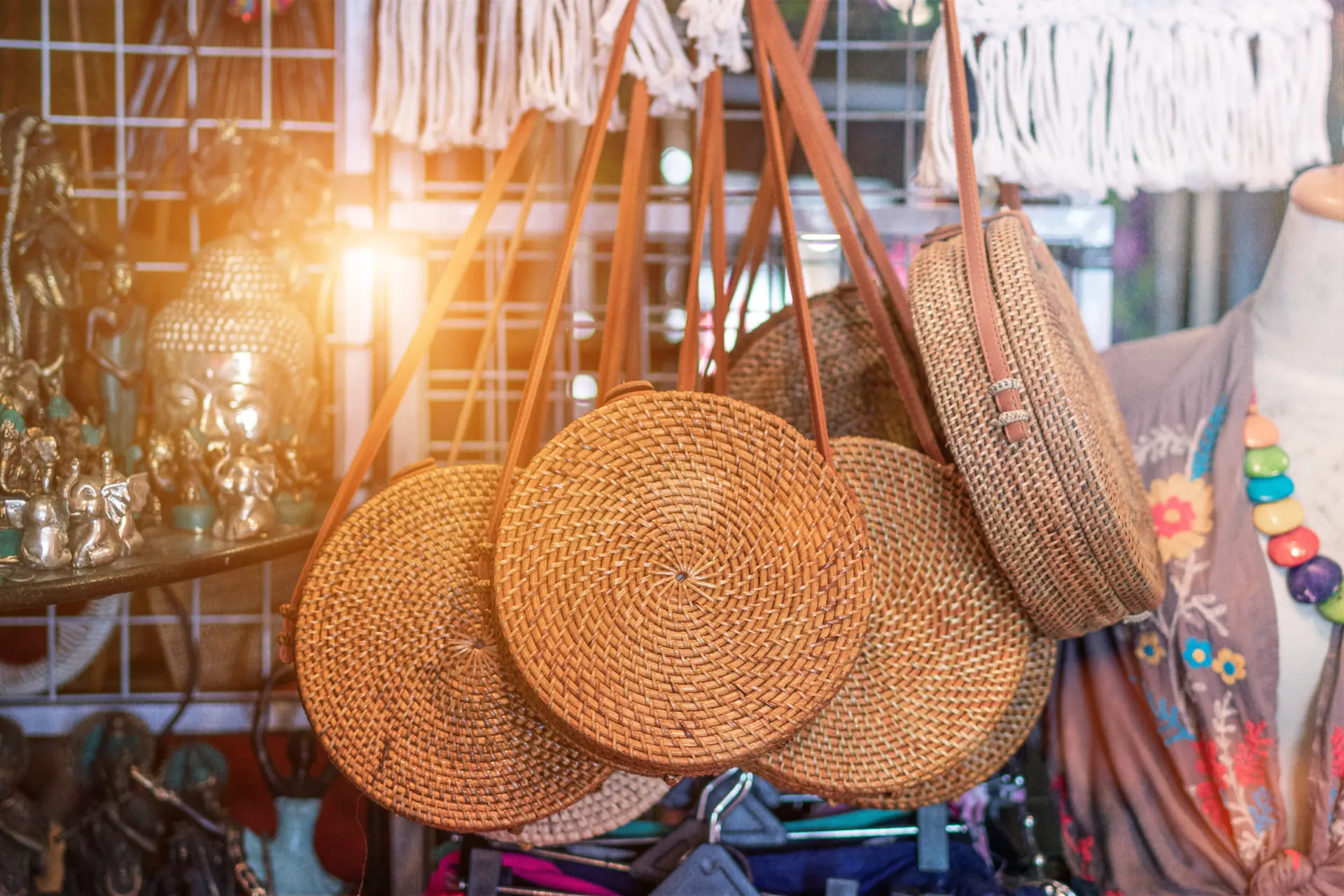Tas bundar anyaman rotan tergantung di kios suvenir di Bali