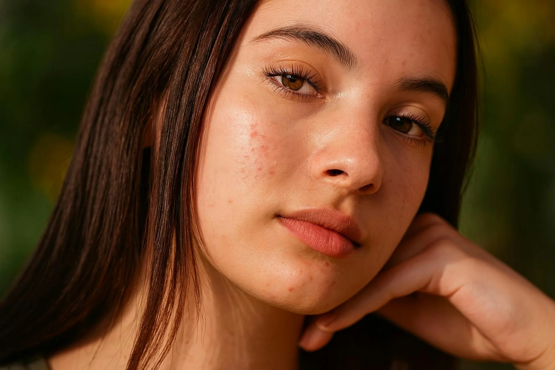Close-up wajah perempuan dengan tekstur kulit pipi alami dan bintik halus