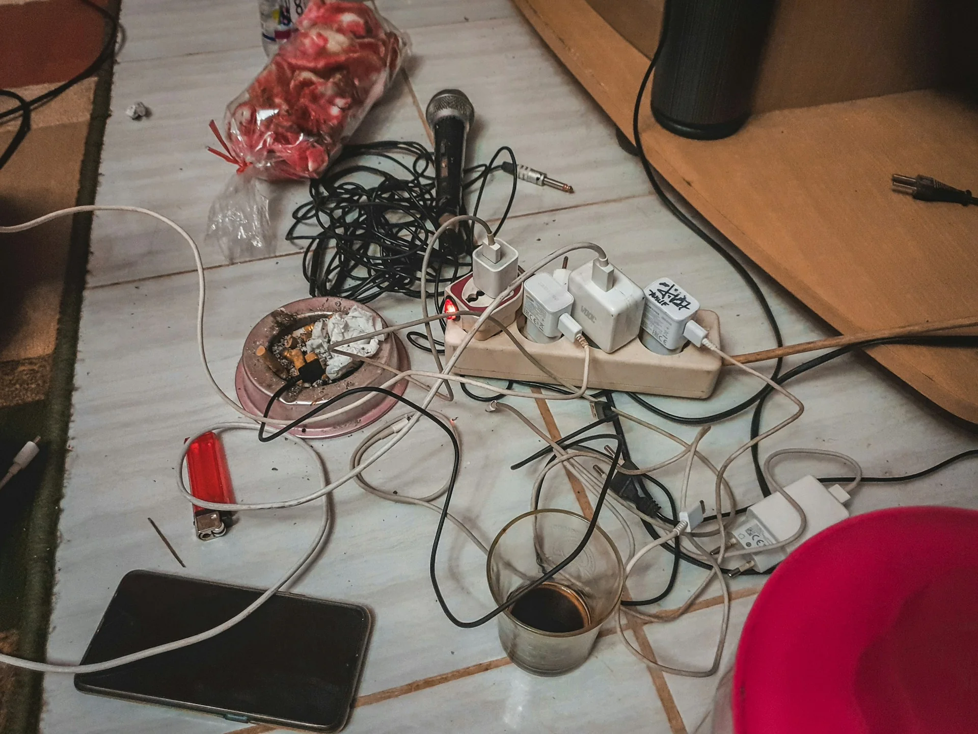 Terminal listrik di lantai penuh colokan charger dengan kabel yang berserakan