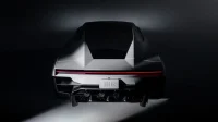Tampak belakang mobil Tesla Roadster generasi baru dengan nosel thruster di bawah bumper
