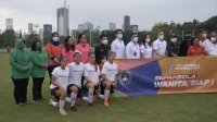 Pemain timnas sepak bola putri Indonesia berfoto bersama pengurus PSSI di depan spanduk Sepakbola Wanita Siap