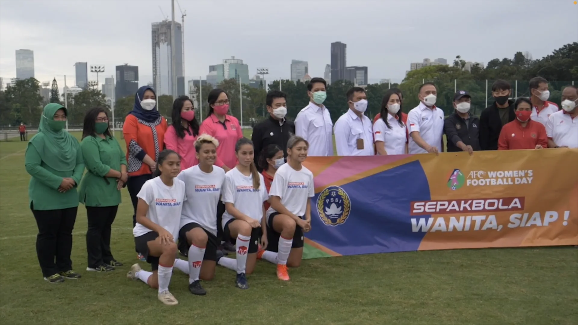 Pemain timnas sepak bola putri Indonesia berfoto bersama pengurus PSSI di depan spanduk Sepakbola Wanita Siap