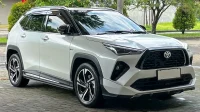 Toyota Yaris Cross S HEV GR putih terparkir di area paving