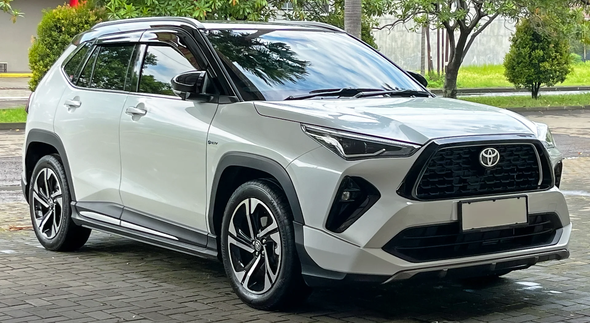 Toyota Yaris Cross S HEV GR putih terparkir di area paving