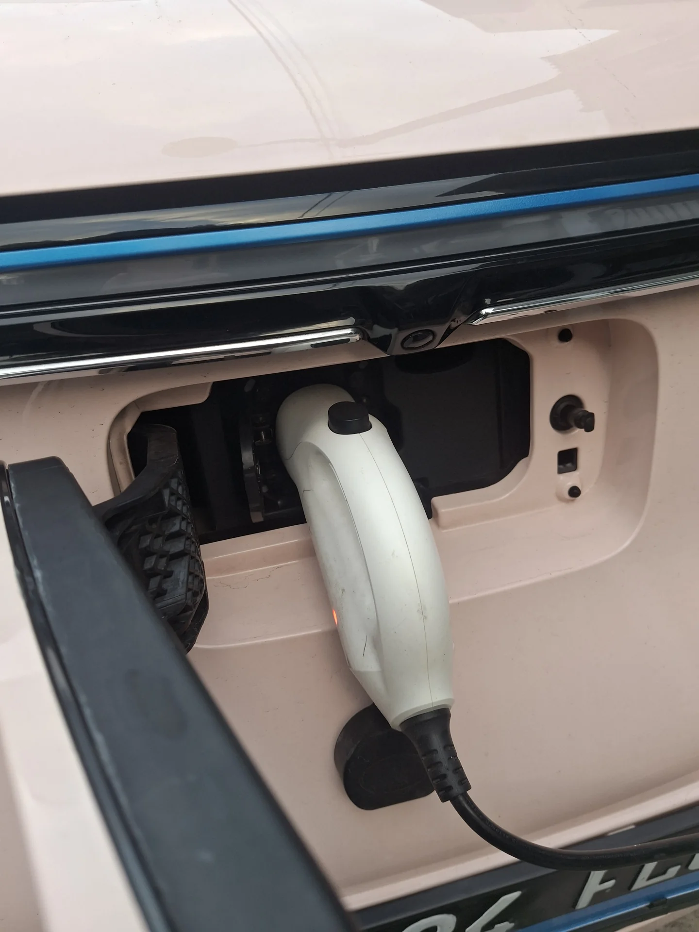 Konektor pengisian daya terpasang pada port charger di bagian depan Wuling Air ev