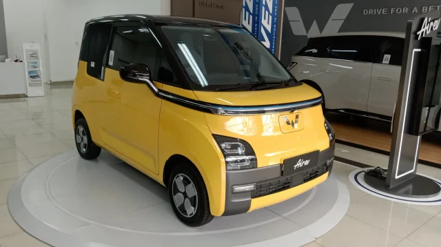 Wuling Air ev Long Range warna kuning dipajang di ruang pamer diler Wuling Kumala Group Bandung