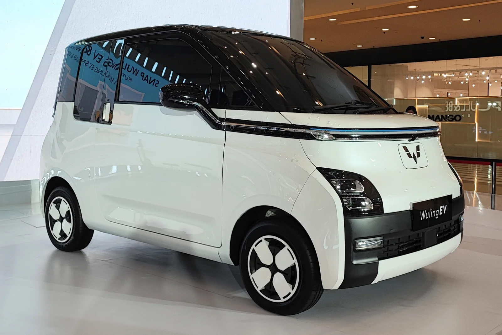 Mobil listrik Wuling Air ev putih dipamerkan di dalam mal Central Park, Jakarta Barat