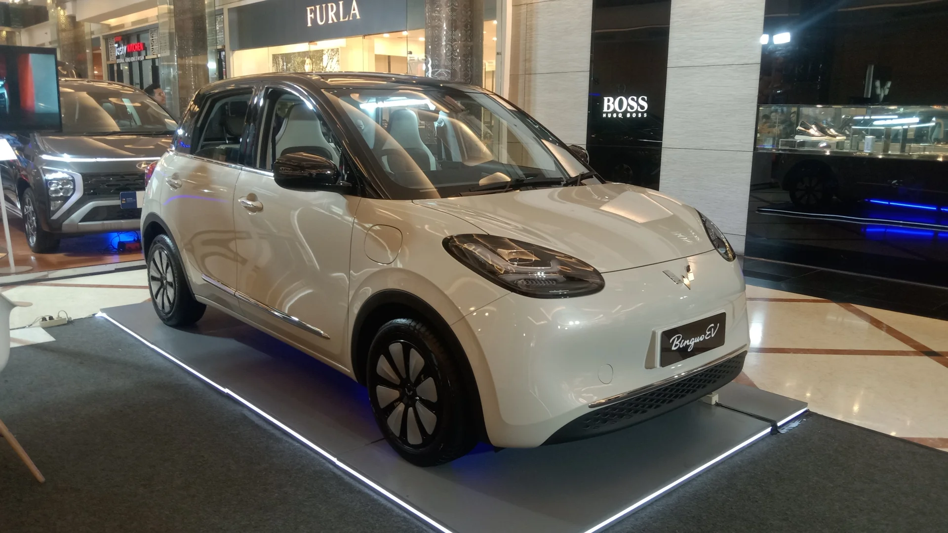 Mobil listrik Wuling BinguoEV dipajang di pameran pusat perbelanjaan di Indonesia